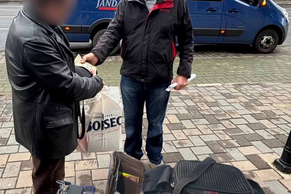 Gest de omenie - a găsit o borsetă plină cu bani și ce a făcut arată onoarea unui jandarm băcăuan