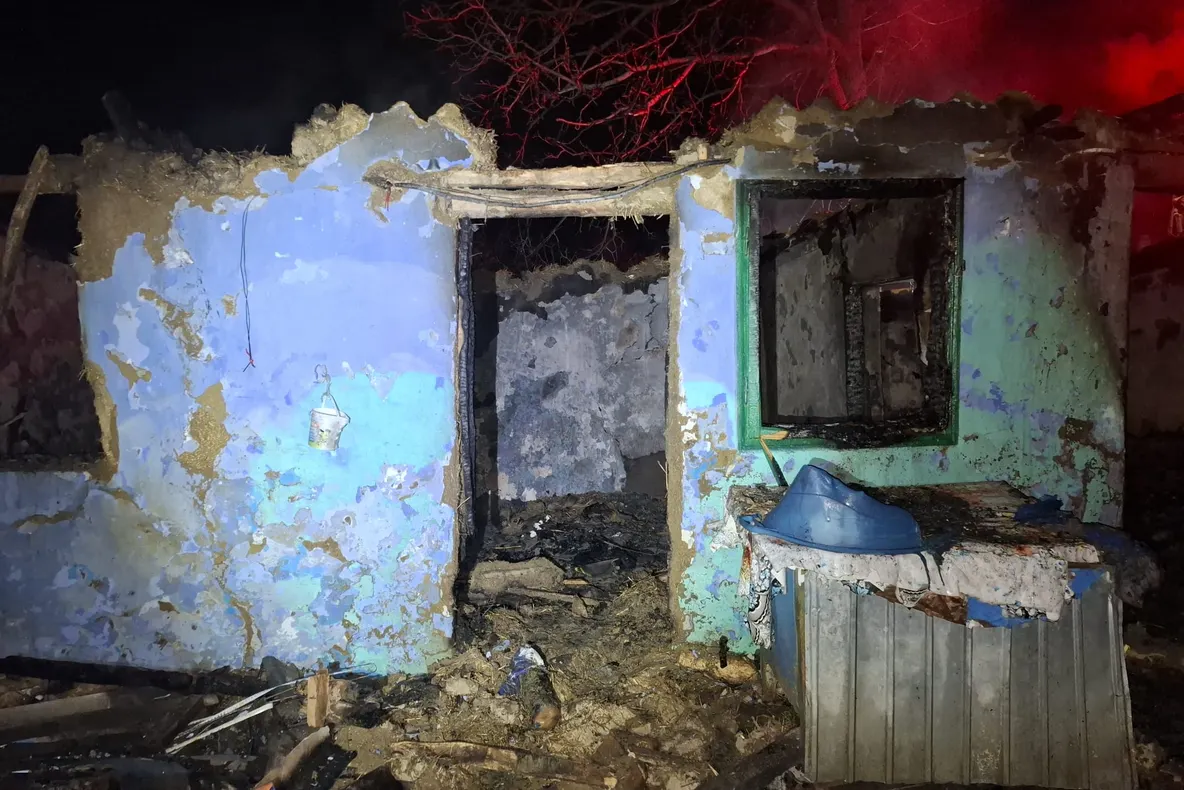 Tragedie în Stănișești: un bărbat de 79 de ani a murit într-un incendiu care i-a mistuit locuința