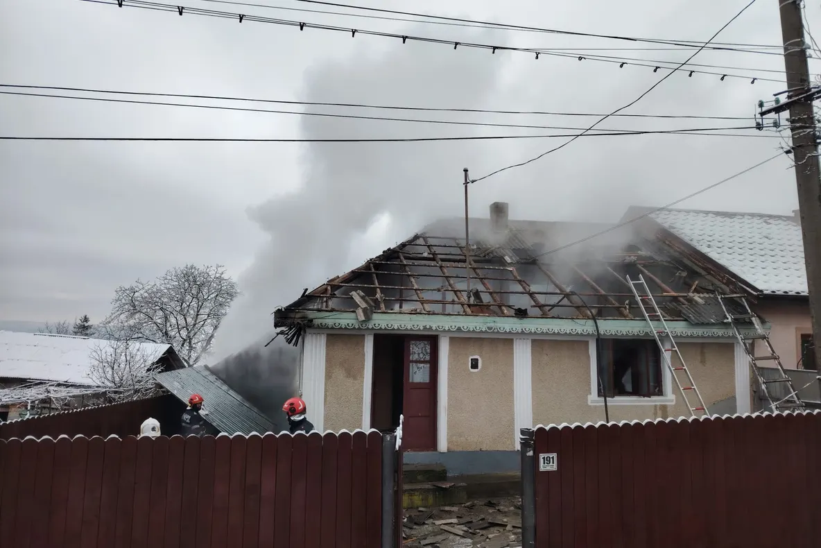 Bacău: Doi bărbați răniți în urma unui incendiu izbucnit în prima zi de Crăciun, la o locuință din Luizi-Călugăra