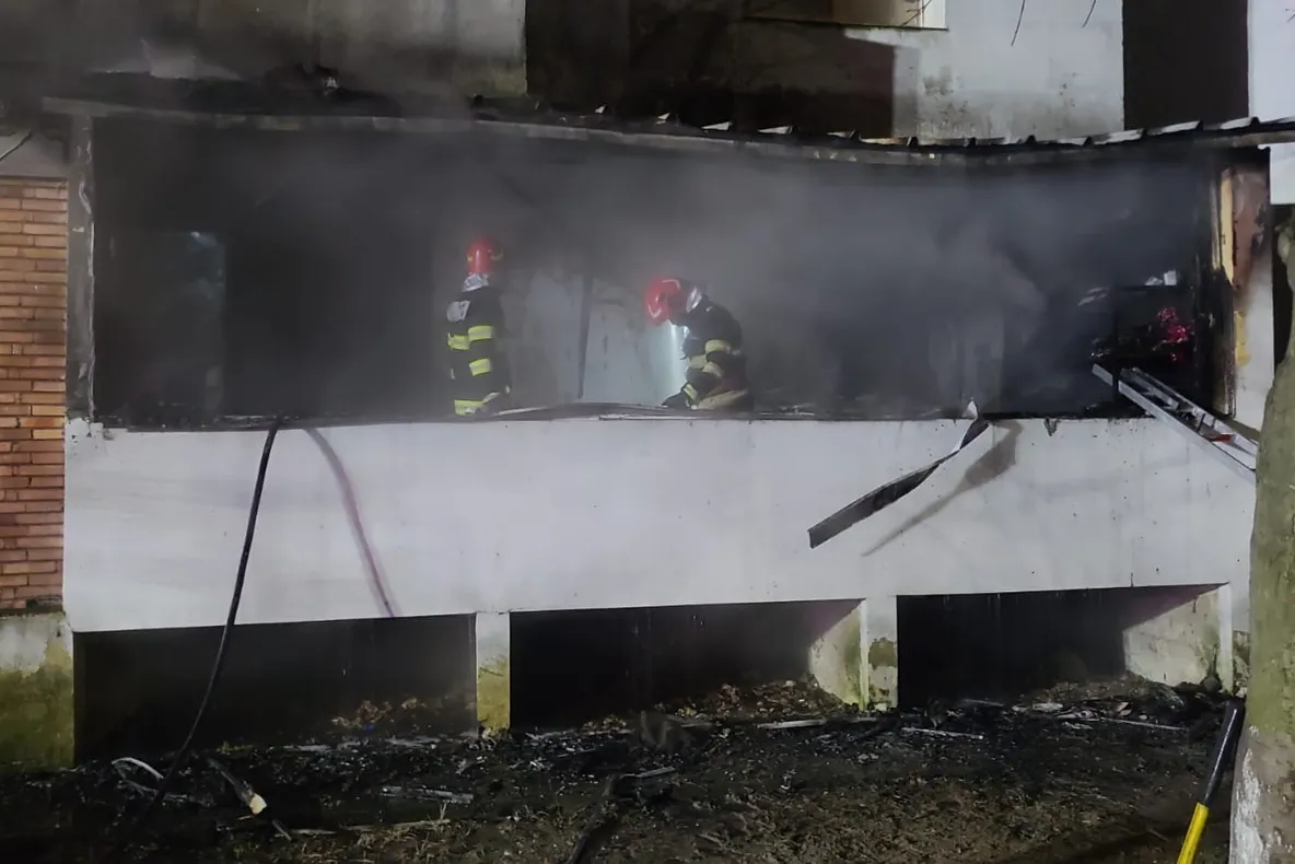 Bacău: Incendiu la un apartament de pe strada Martir Crișan, zeci de persoane evacuate