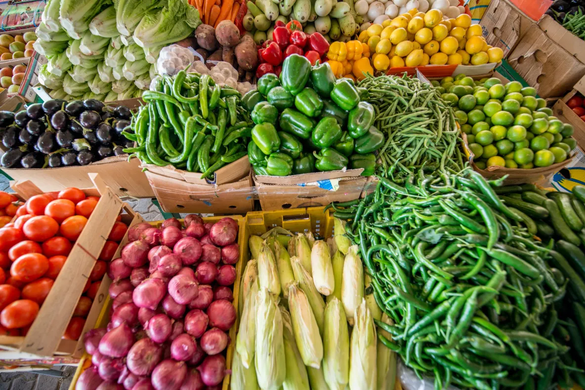 Românii plătesc tot mai mult pentru mâncare. Coșul zilnic apasă greu asupra bugetelor