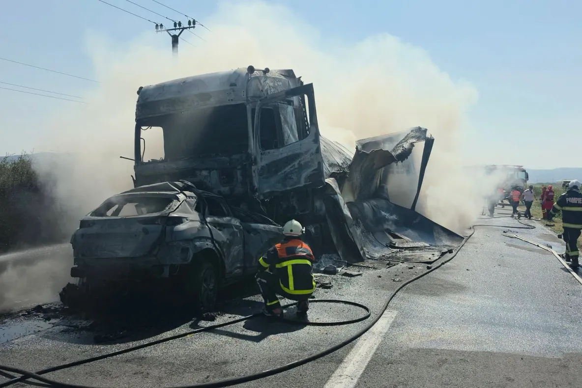 Accident grav în Caraș-Severin. Două vehicule au luat foc, un șofer ar putea fi mort