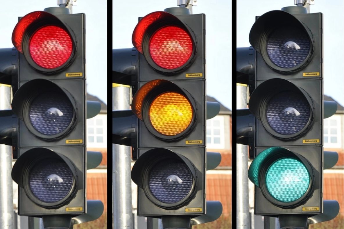 Traficul din Bacău se schimbă. Au fost montate noi semafoare inteligente