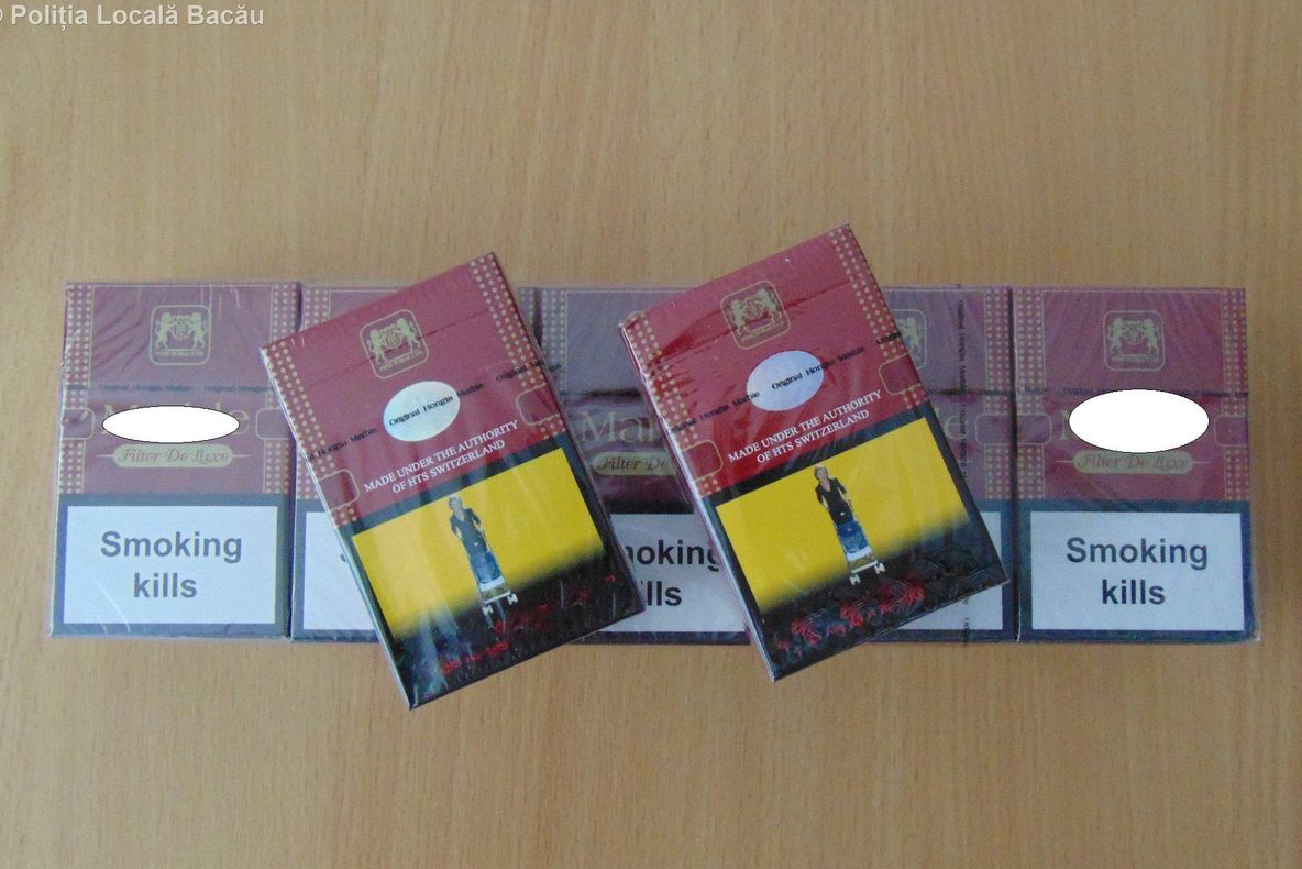 Zeci de pachete de ţigări de contrabandă, găsite într-un autoturism
