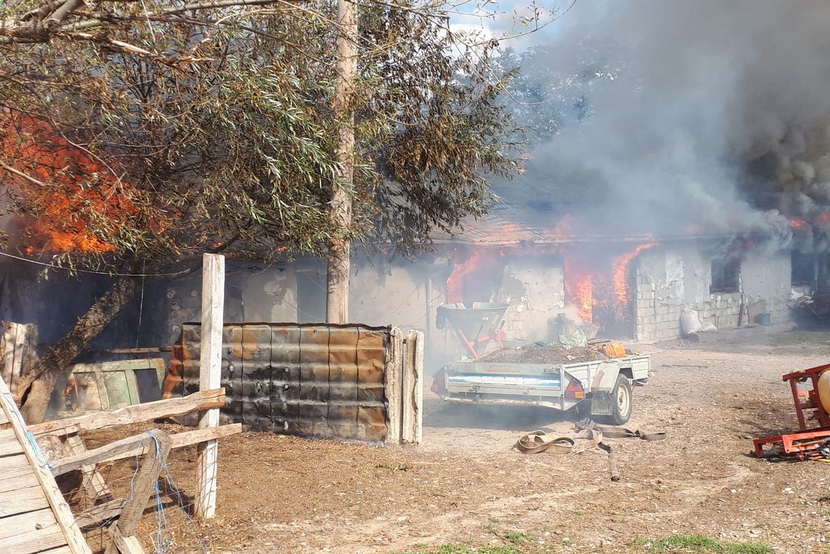 ULTIMA ORĂ: Incendiu la Vultureni! Focul pornit dintr-o gospodărie s-a extins și la trei vecini!