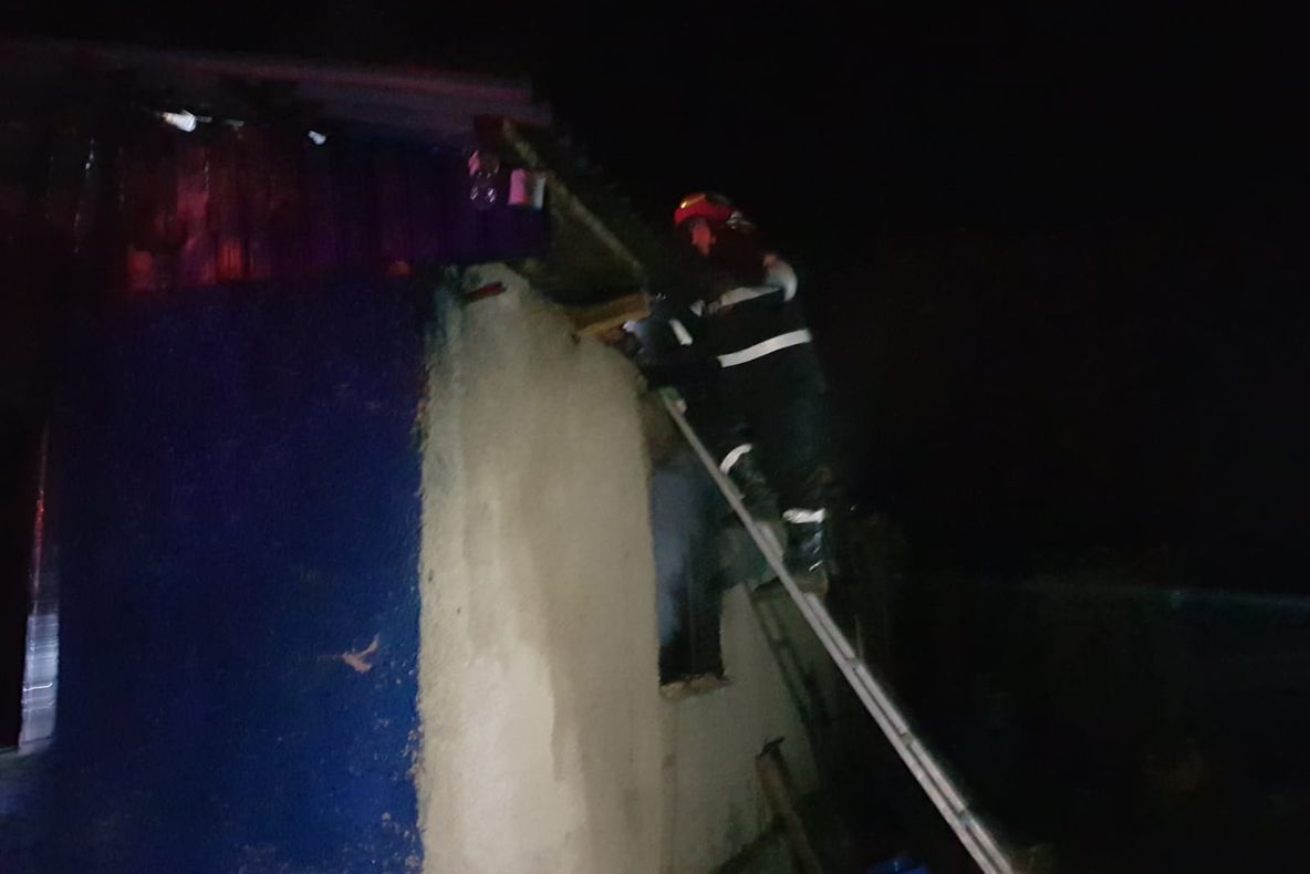 Două incendii produse aproape simultan au pus pe jar pompierii din Onești