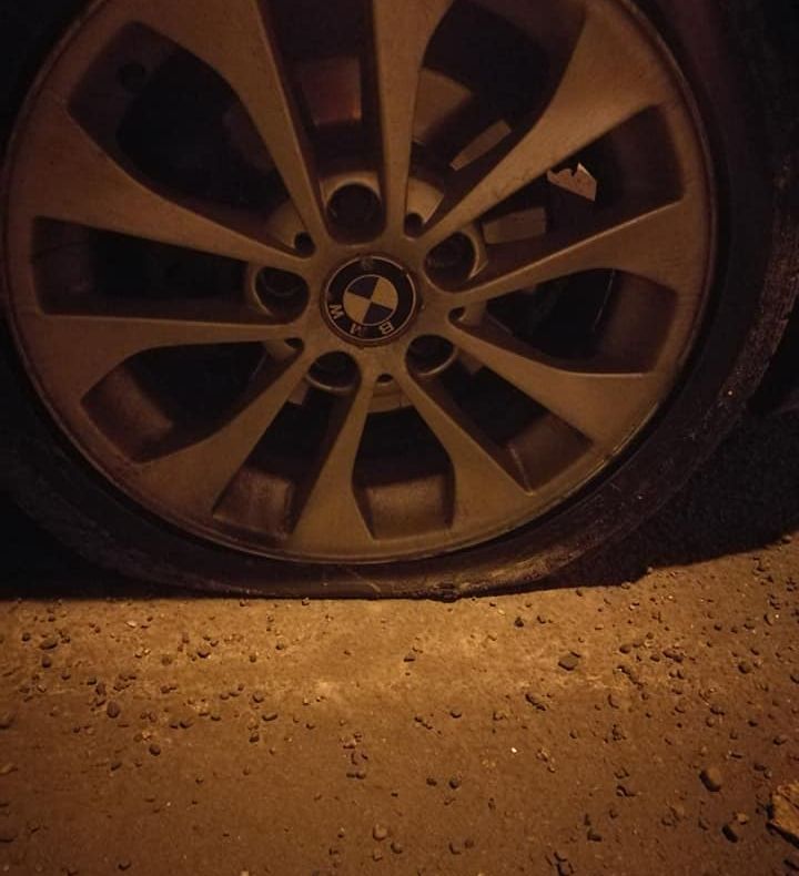 Un tânăr a distrus anvelopele a șase autoturisme. Polițiștii l-au reținut