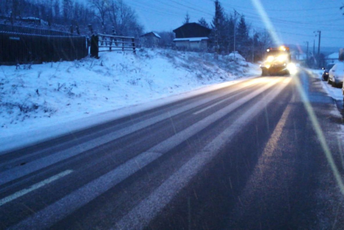 Cum se circulă pe drumurile din județ. Ninsorile nu se opresc