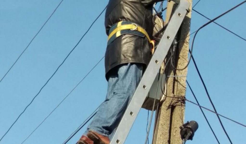 Comănești: Opt locuințe racordate ilegal la rețeaua de energie electrică