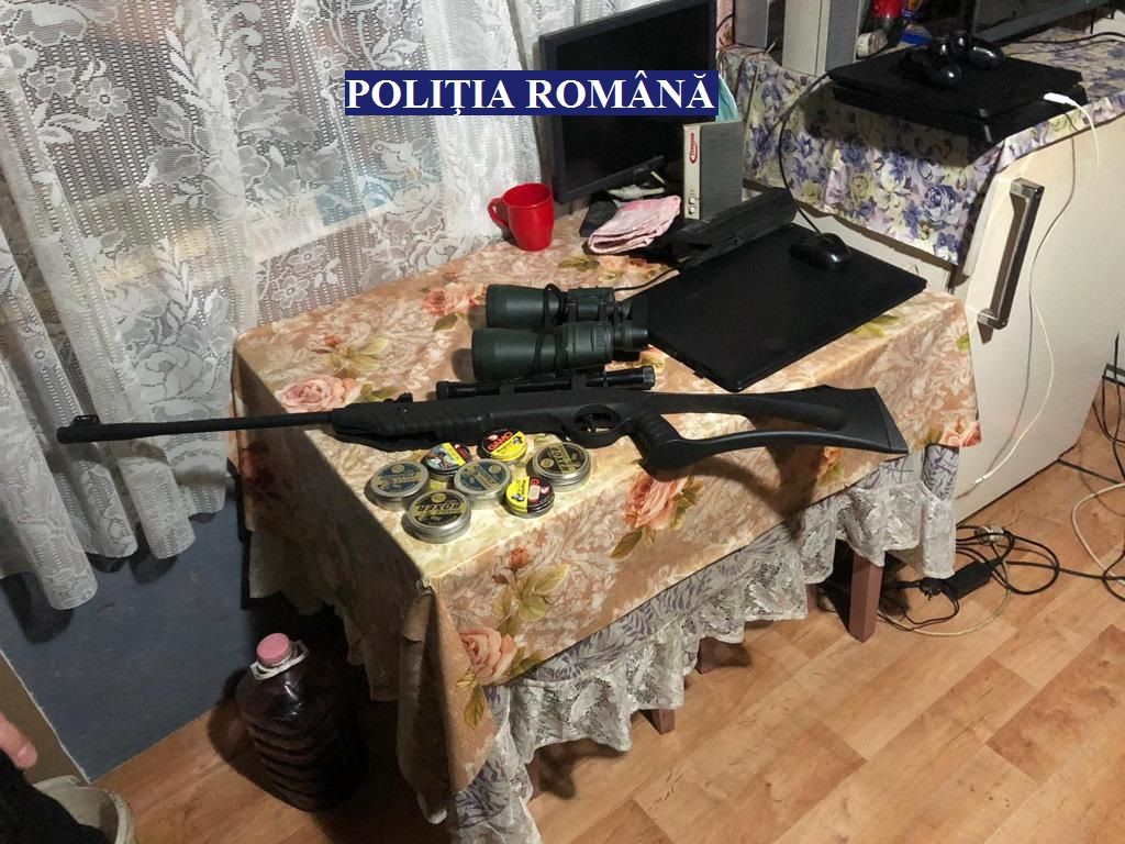 Polițiștii au găsit la locuința unui tânăr o armă și coarne de căprior