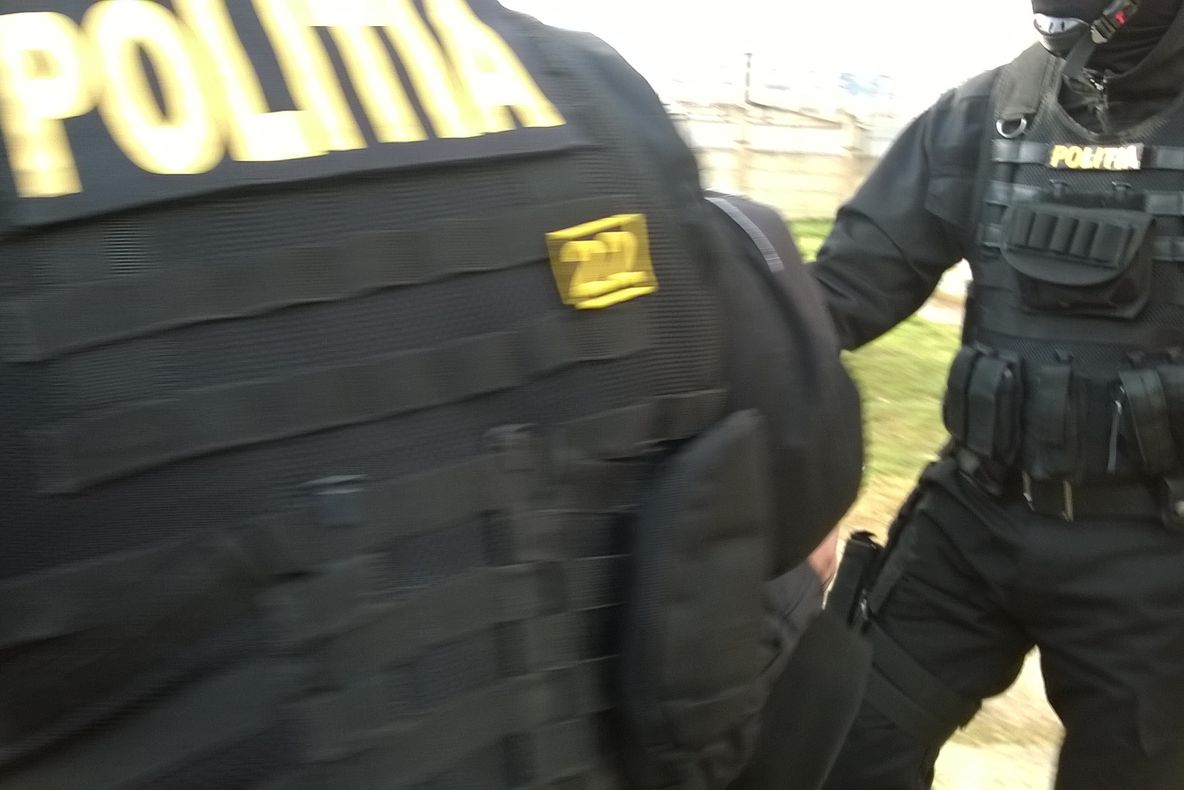 Haine și încălțăminte contrafăcute, confiscate de polițiști