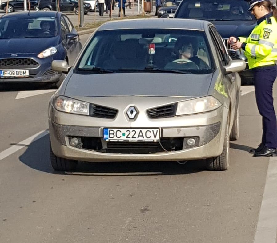 Șoferițele din Bacău, “amendate” în trafic cu mărțișoare