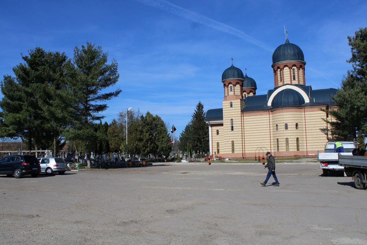 FOTO: Curățenia de primăvară a început din...cimitire