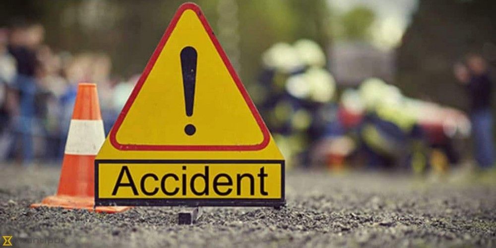 Accident spectaculos la Ghimeș! Doi tineri au fost răniți după ce au ajuns cu mașina în roata unui TIR, apoi s-au oprit în gard