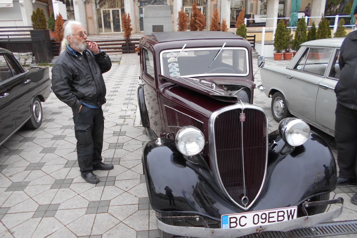 GALERIE FOTO: Mașini de epocă în centrul Bacăului. Un Fiat din 1937, de o vârstă cu proprietarul