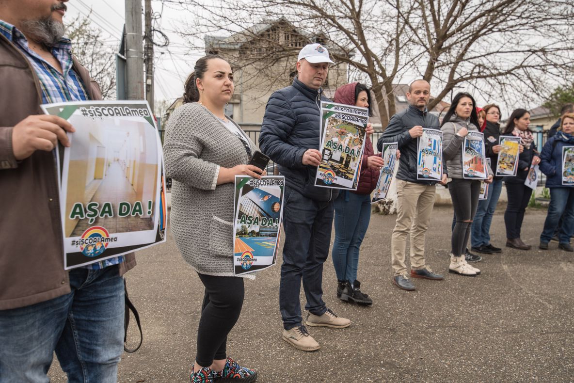 GALERIE FOTO: Protest inedit #șîȘCOALAmea la școala “Mihai Drăgan”. Părinții vor să-și știe copiii în siguranță la școală