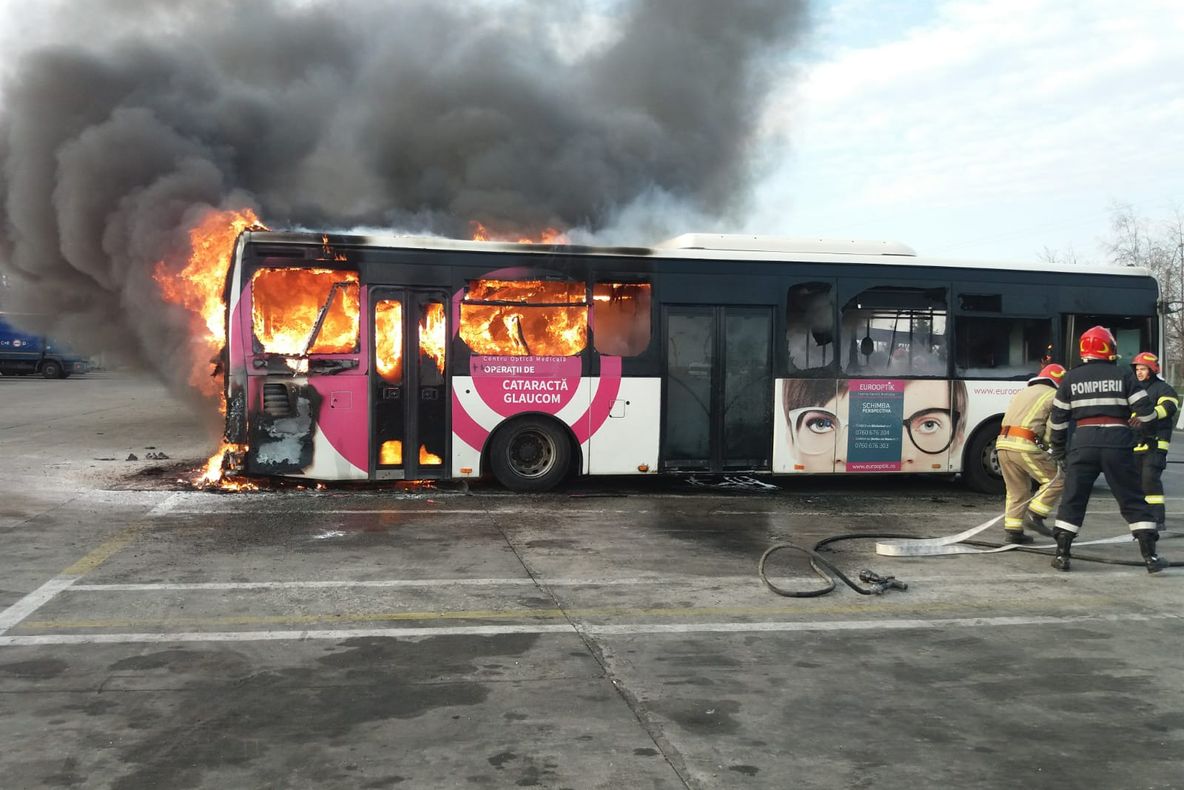 VIDEO - FOTO: Autobuz în flăcări pe o stradă din Bacău