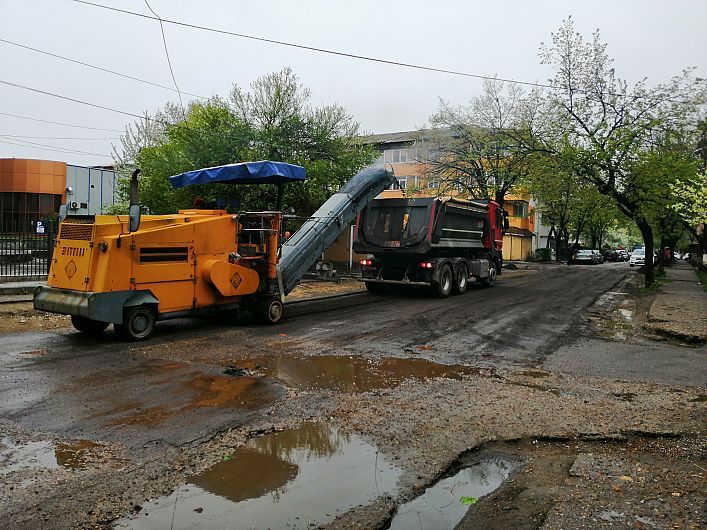 O firmă de construcții din Bacău este trasă la răspundere de o femeie care s-a accidentat din cauză că lucrările nu erau semnalizate și nici supravegheate
