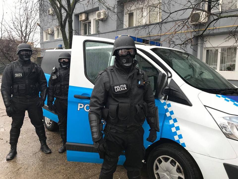 Hoț scandalagiu prins și imobilizat de polițiștii locali în zona Gării Bacău. Individul a furat 2.000 de dolari, 600 euro și 1.500 lei