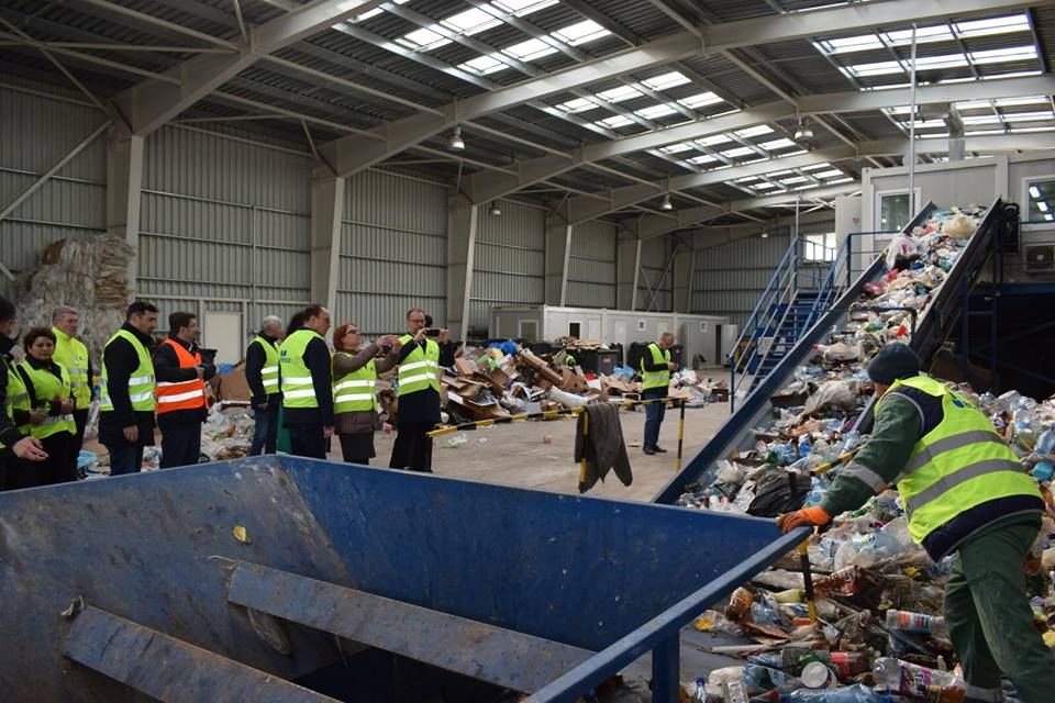 FOTO:Comisarii europeni au venit să vadă pe ce dau banii. Delegația a vizitat Depozitul Ecologic Bacău și Spitalul Orășenesc Buhuși