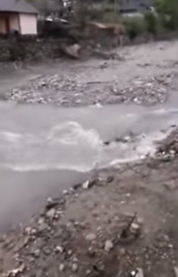VIDEO: Imagini surprinse în direct! Cum a venit viitura pe râul Slănic