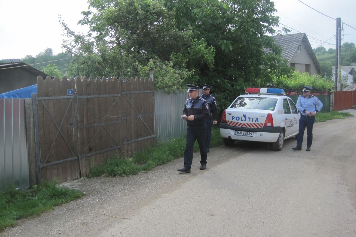 GALERIE FOTO/VIDEO: Dosar penal pentru ucidere a animalelor, cu intenţie, fără drept, şi violare de domiciliu pentru bătrânii care au omorât cu securea cățelușa vecinului. Polițiștii nu i-au găsit acasă și le-au lăsat citațiile în poartă
