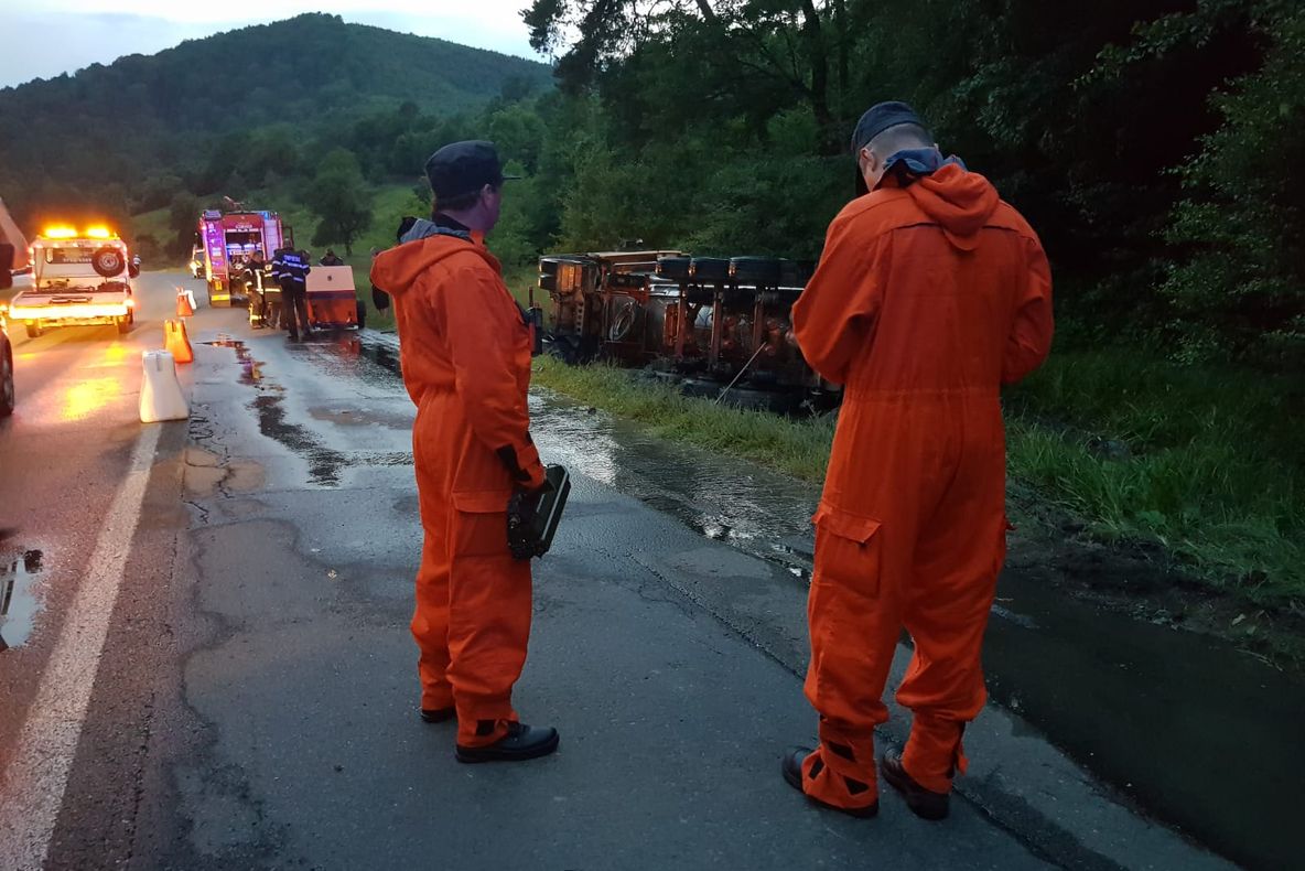 GALERIE FOTO: Cum au acţionat autorităţile în cazul cisternei pline cu formaldehidă, care s-a răsturnat pe DN11