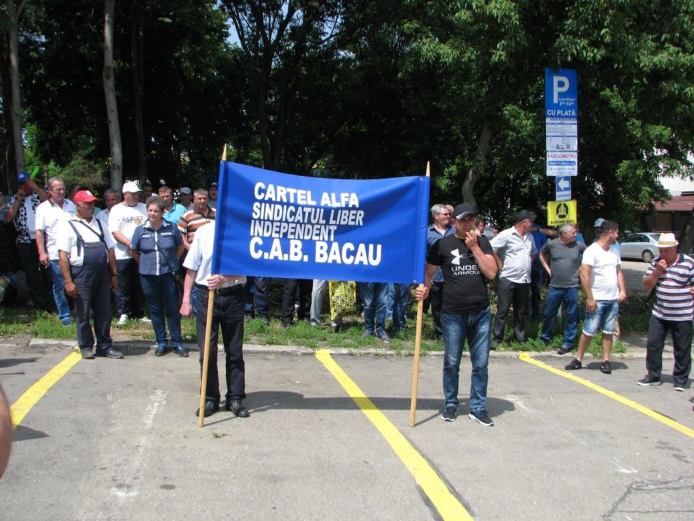 Sindicaliștii de la CRAB protestează în fața Prefecturii Bacău. Mai au un pas până la greva generală