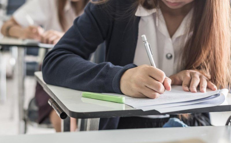 Mii de elevi din Bacău, în focul examenului! Ce subiecte au fost la limba și literatura română