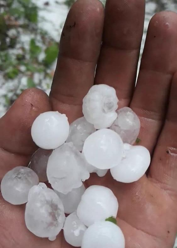 FOTO: Vreme extremă la Moinești. Soare în oraș, grindină cât oul de porumbel pe dealul din apropiere