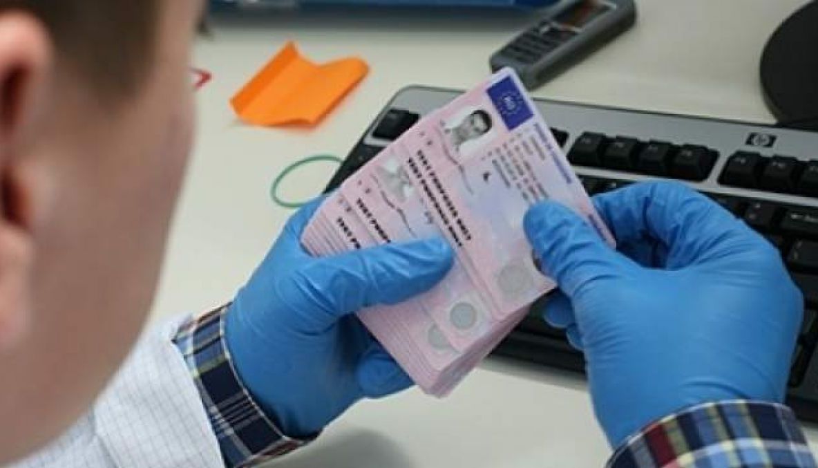 Cum a reușit o băcăuancă să păcălească angajații Serviciului Permise de Conducere Bacău. Acum ea trebuie să plătească 2.000 de lei amendă penală