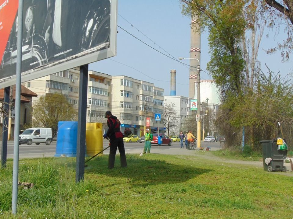 Primăria Bacău a reziliat contractul cu firma de cosit spațiile verzi din oraș. Muncitorii nu s-au prezentat ieri la lucru