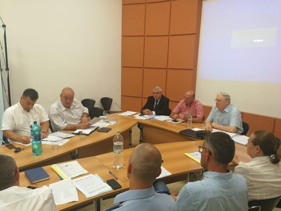 Taximetriștii cu monopol de la Aeroportul Bacău, luați în vizor de conducerea Prefecturii