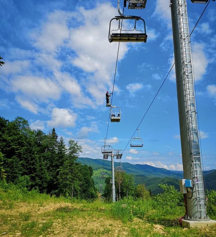 FOTO:Instalație de telescaun și în sezonul estival pe pârtia “Nemira” din Slănic Moldova. Și drumul de acces în stațiune a fost reparat