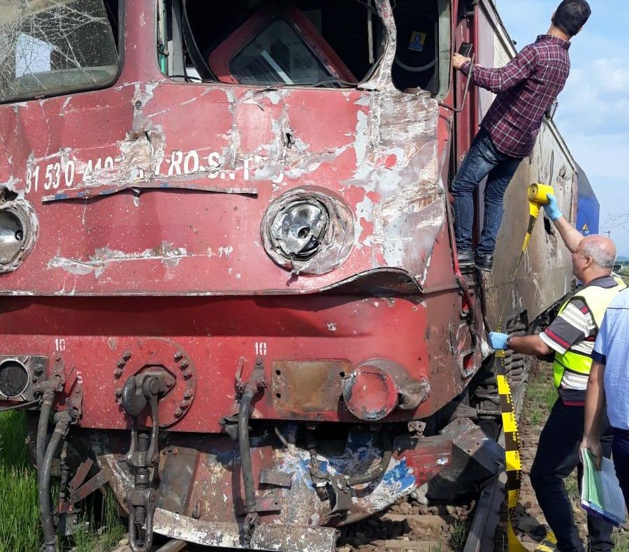 GALERIE FOTO/VIDEO: Un tren de persoane a deraiat la Căiuți. Locomotiva a lovit în plin bena unui camion