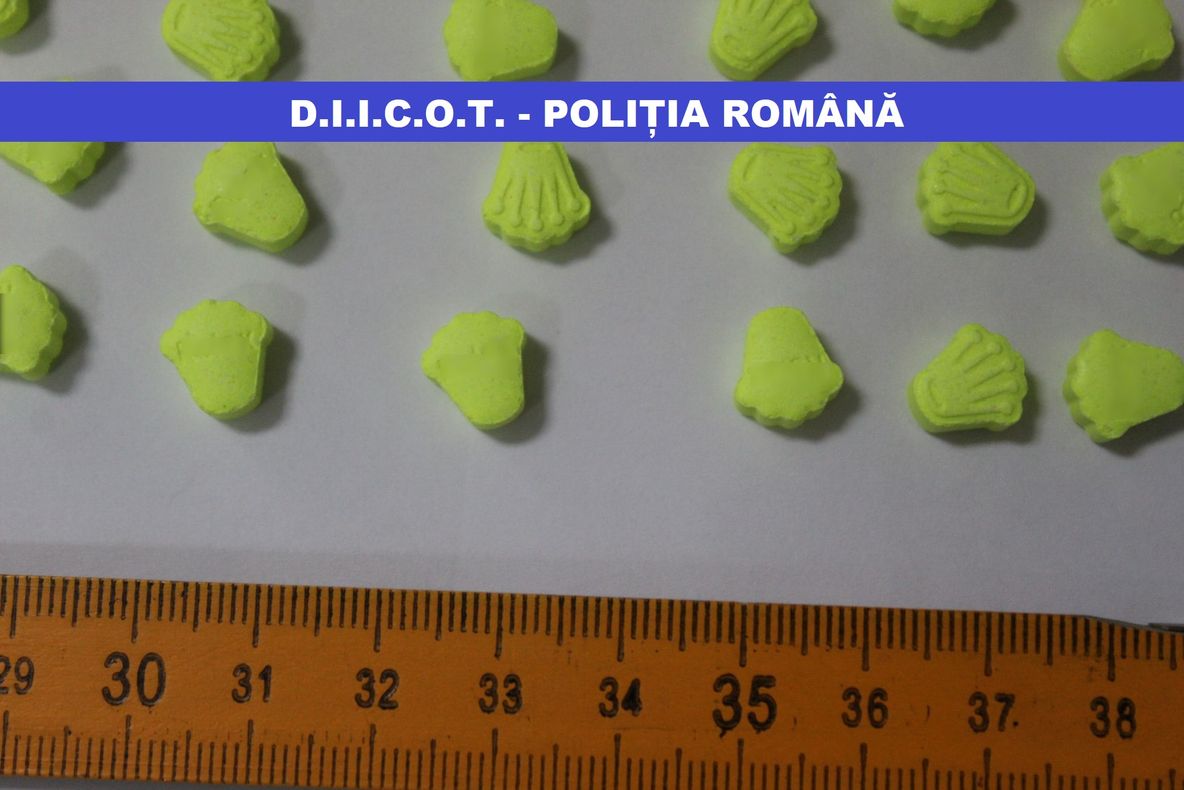 FOTO:Furtuna a măturat totul în cale. Acoperişul unui liceu din Bacău a fost luat de vânt, un copac a căzut peste firele de electricitate la Slănic şi două maşini sunt avariate