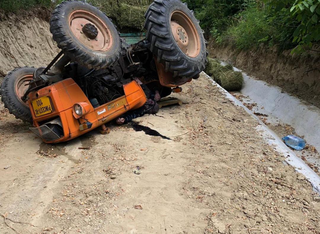 Un bărbat a ajuns în stare gravă la spital după ce a fost prins sub un utilaj forestier