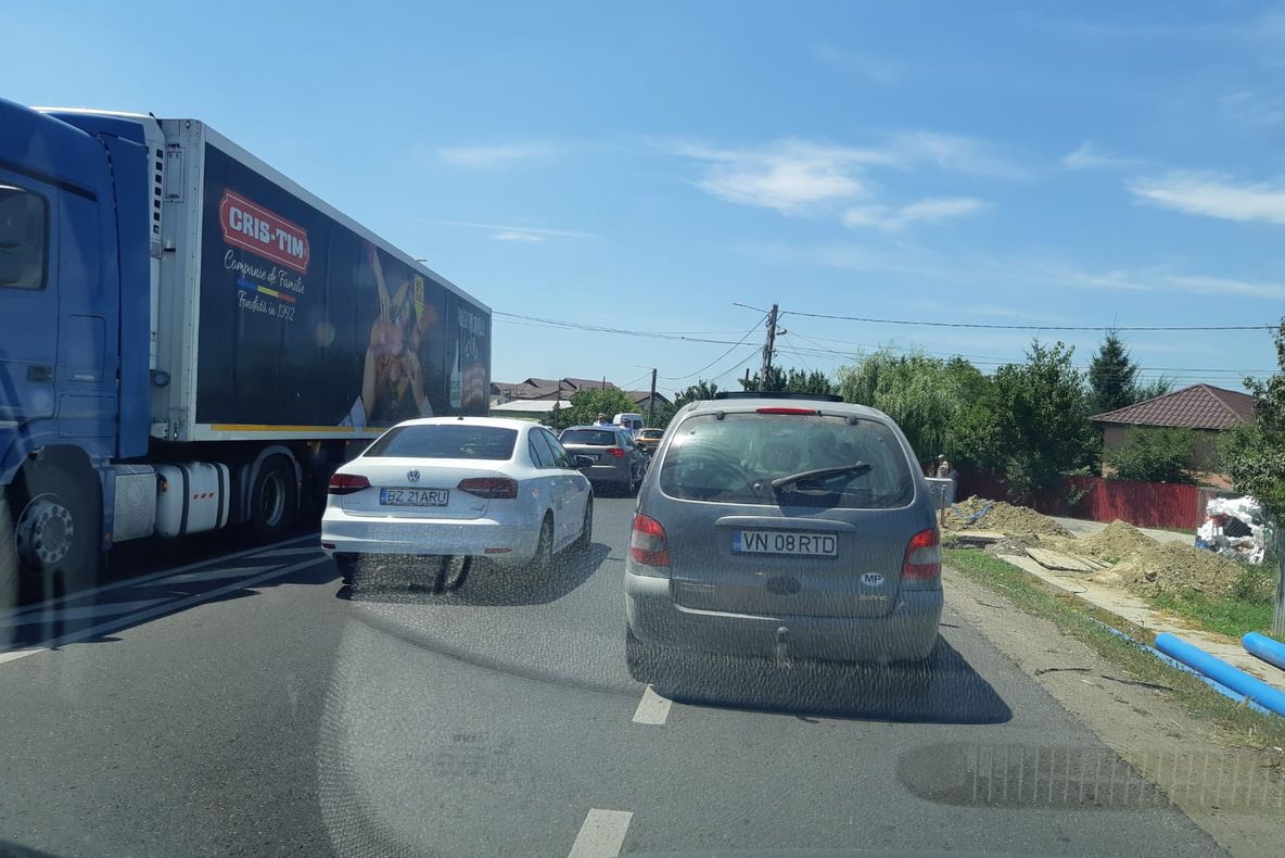 O familie din Bacău, implicată într-un accident pe drumul de întoarcere spre casă de la mare