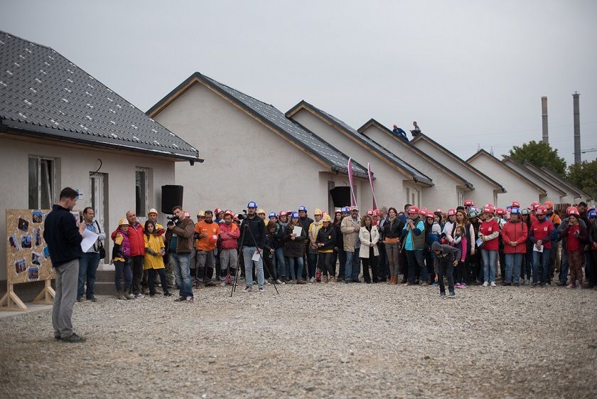 Stau în case construite în cinci zile și de doi ani nu se pot muta în ele. Protest al proprietarilor de locuințe Habitat din cartierul Izvoare