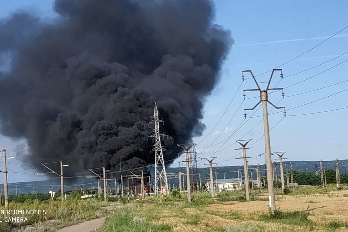 FOTO-VIDEO: Trafic feroviar întrerupt între Sascut și Mărășești, din cauza unui incendiu