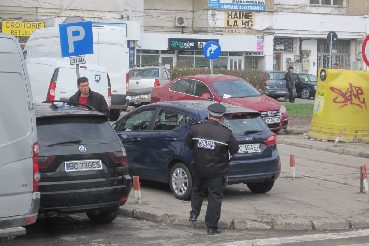 Polițiștii locali din Bacău au început Operațiunea „Taxa de parcare”. Amenzi pentru șoferii care nu achită costul parcării la aparatele de taxare
