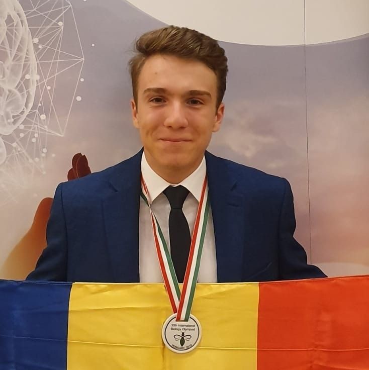 Sebastian Pintilie, argint la Olimpiada Internațională de Biologie. Băcăuanul, rănit în accidentul de la Cluj, are profilul unui adevărat învingător