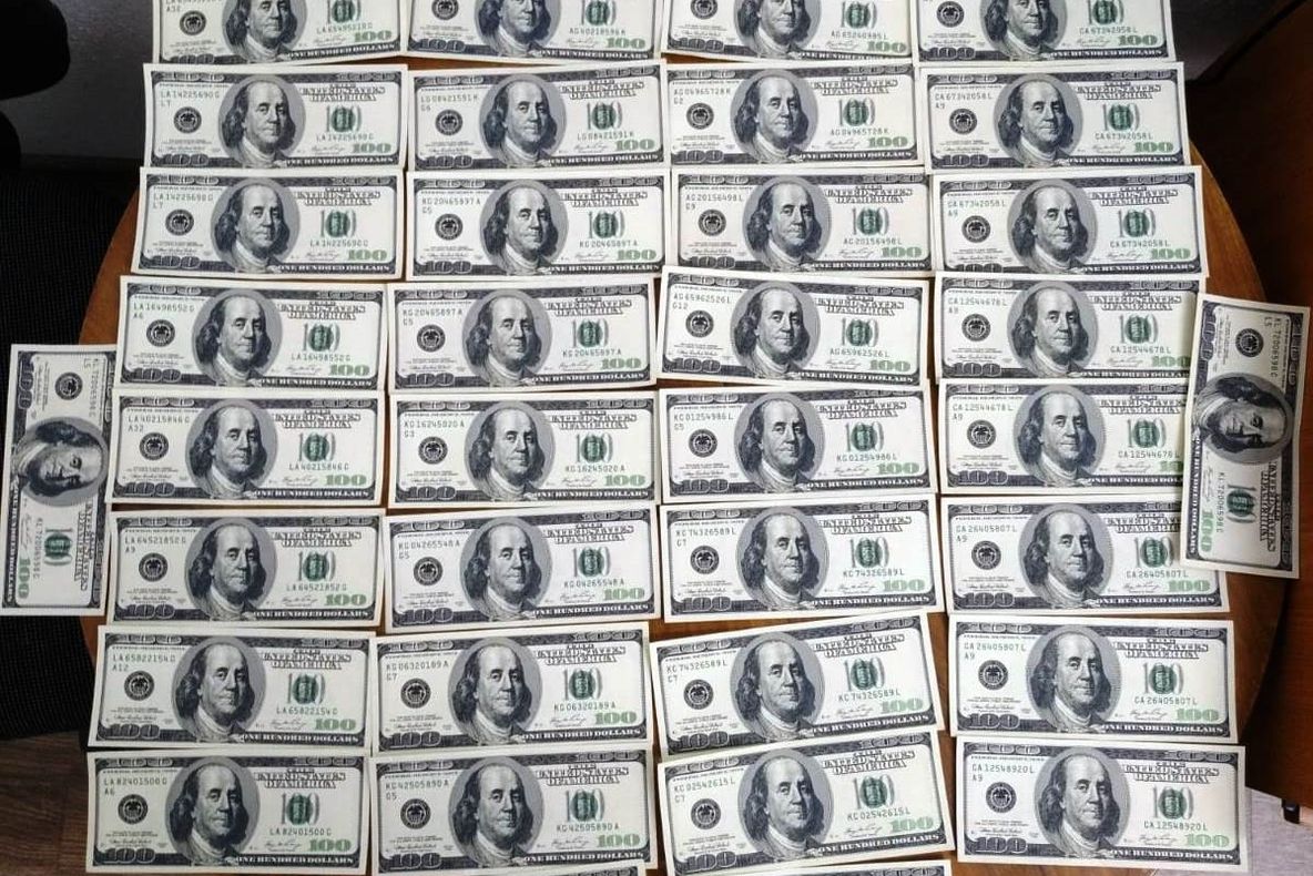 Falsificatori de dolari, arestați la Bacău. Ei au pus în circulație 6.400 de dolari falși în Bacău și Onești