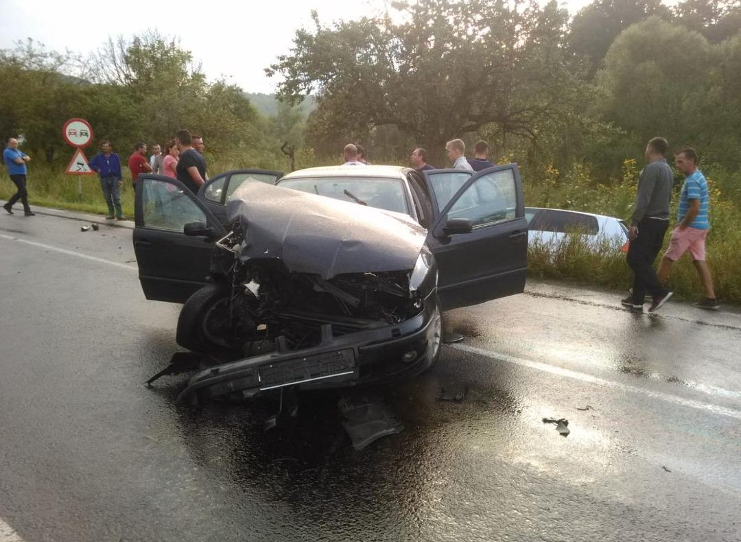 FOTO:Coliziune frontală cu doi răniți la Stejaru. Unul dintre șoferi a refuzat să fie dus la spital