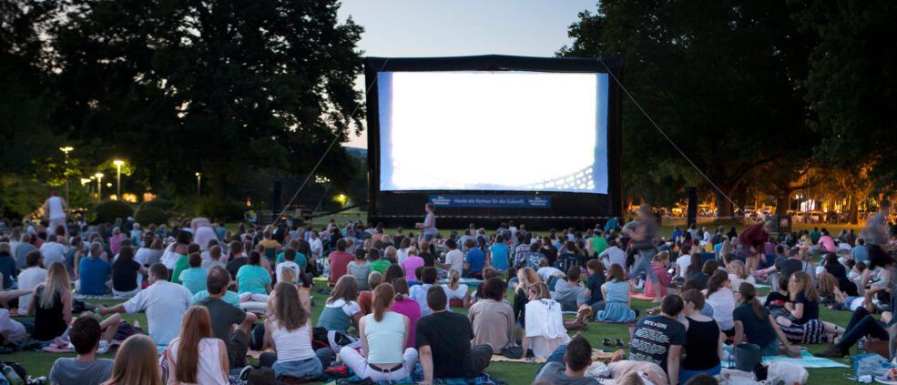 Astăzi începe Festivalul de Film Românesc la Slănic Moldova. În fiecare seară, proiecții cimematografice în aer liber în fața sălii de sport