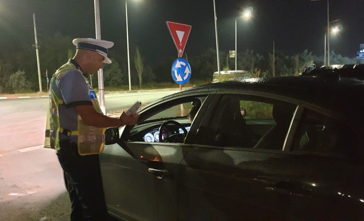 Șofer băcăuan suspectat că s-a urcat drogat la volan și cu inspecția tehnică periodică a mașinii expirată