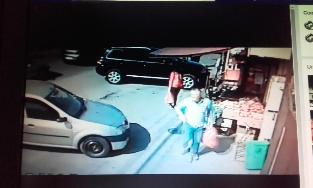 FOTO/VIDEO:Cum să te faci de râs pentru câțiva lei. Un bărbat și-a umplut sacoșa din fața unui magazin din Bacău și s-a făcut nevăzut