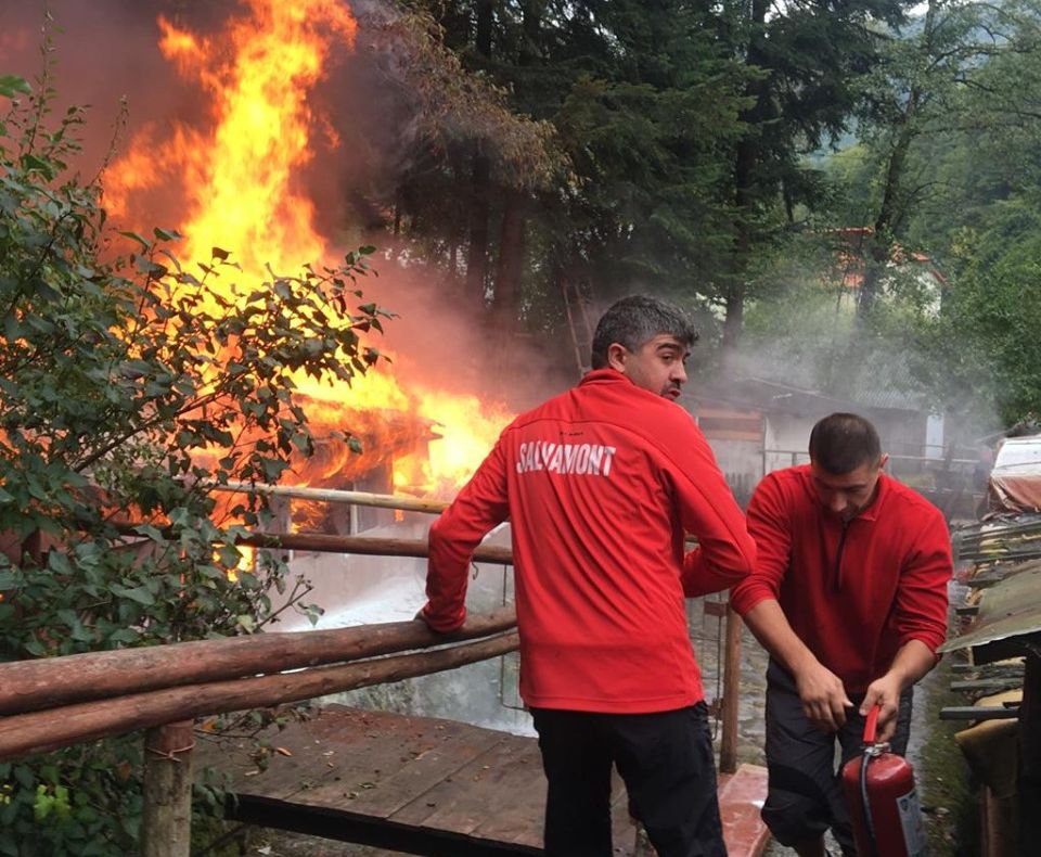 FOTO – Ultima oră: Incendiu de proporții la Slănic Moldova, aproape de pârtia de schi