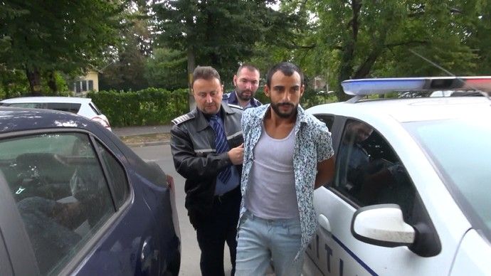 Și-a înjunghiat fosta prietenă la ieșirea unui bloc din Bacău. Agresorul a fost arestat preventiv pentru tentativă de omor