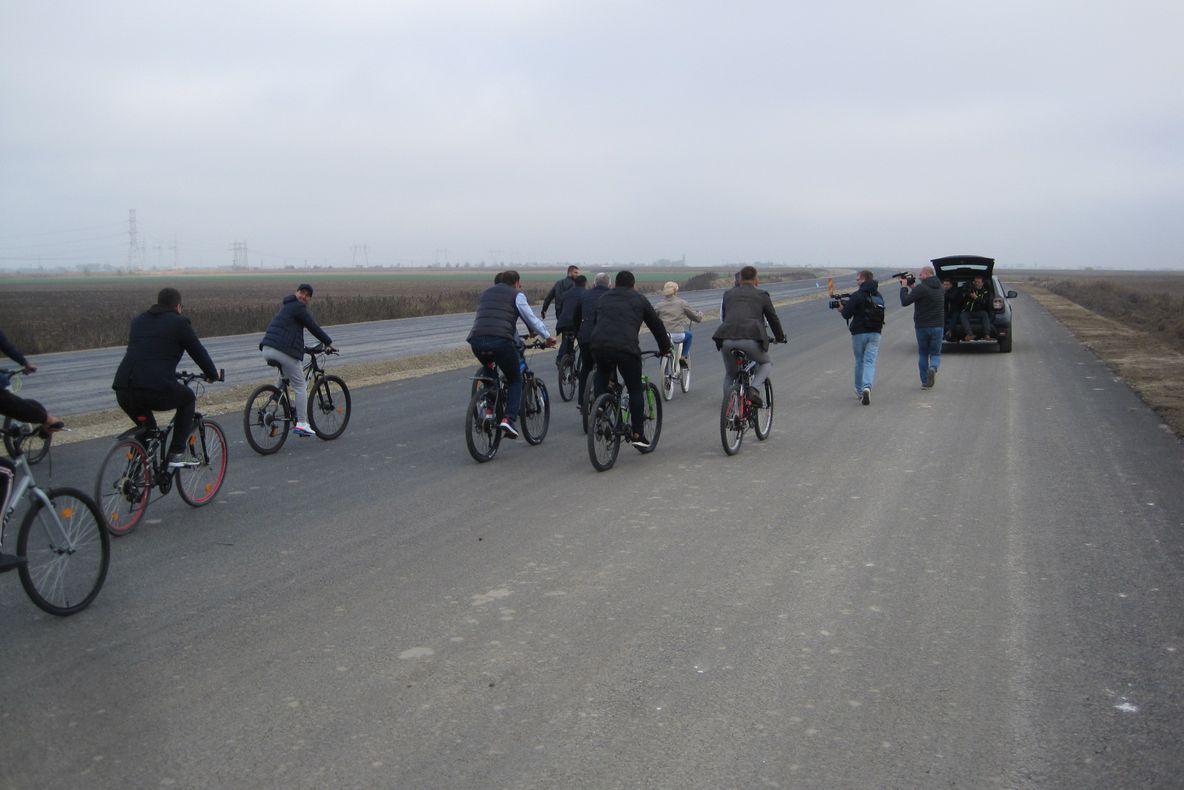 FOTO/VIDEO: S-a ținut de cuvânt: Viorica Dăncilă a pedalat pe Centura Bacăului. A avut însă mici probleme cu demarajul